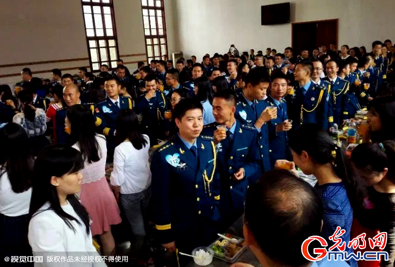 湖北武漢，“嫁人就嫁解放軍”，每年一屆的武漢軍旅姻緣會17日在駐漢空軍某指揮所文化活動中心舉行