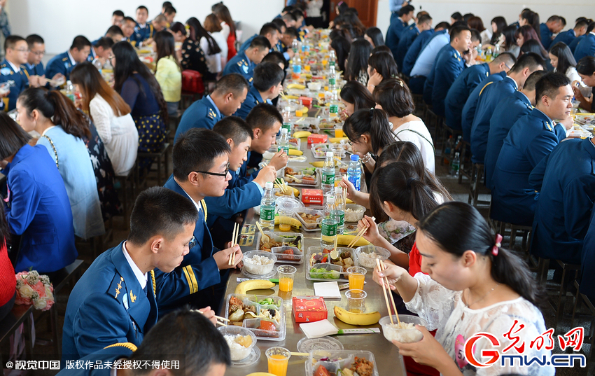 湖北武漢，“嫁人就嫁解放軍”，每年一屆的武漢軍旅姻緣會17日在駐漢空軍某指揮所文化活動中心舉行
