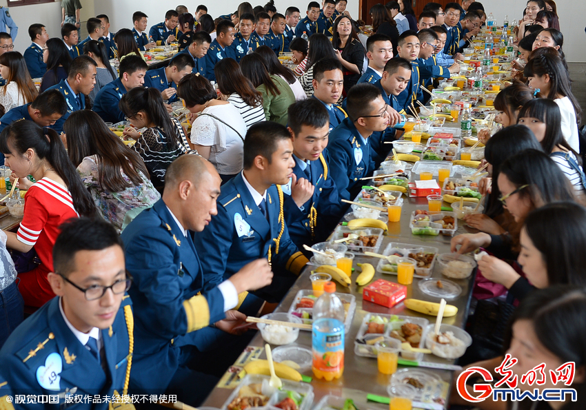 湖北武漢，“嫁人就嫁解放軍”，每年一屆的武漢軍旅姻緣會17日在駐漢空軍某指揮所文化活動中心舉行