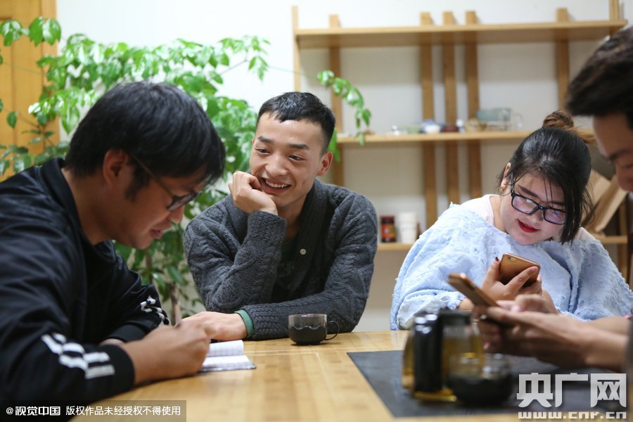 網(wǎng)絡紅人葉良辰現(xiàn)身浙江臺州，接受記者的專訪。