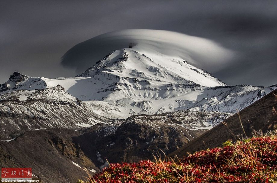 火山上籠罩著類似于外星飛碟形狀的云彩，場景猶如科幻大片。
