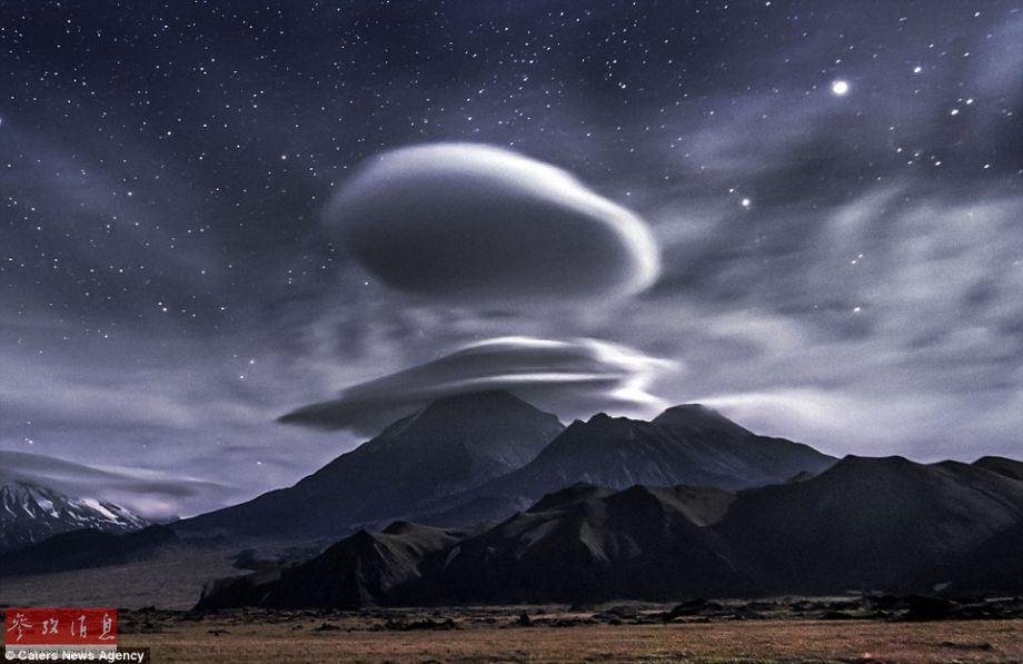 火山上籠罩著類似于外星飛碟形狀的云彩，場景猶如科幻大片。