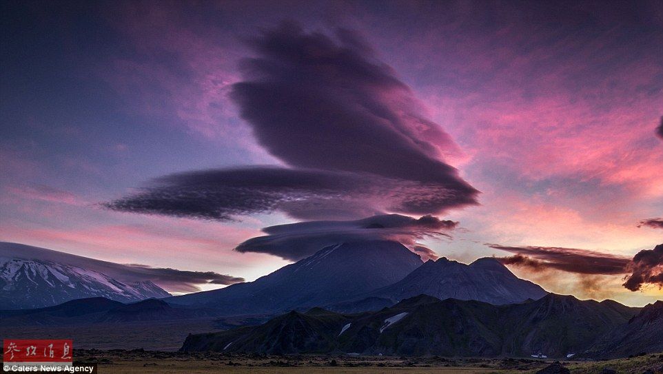 火山上籠罩著類似于外星飛碟形狀的云彩，場景猶如科幻大片。