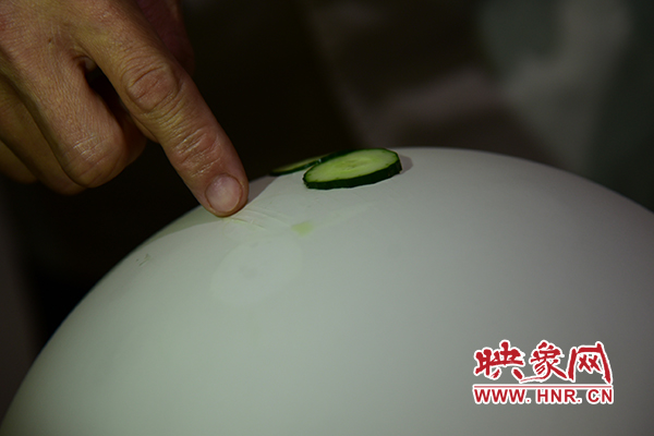 在面團氣球上切菜。