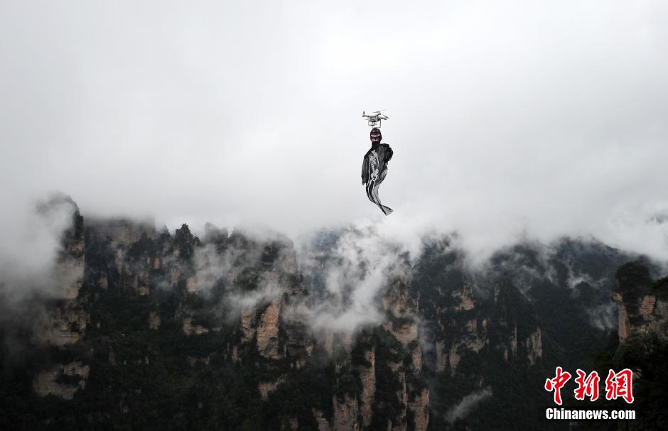 5名來自西安的大學(xué)生來到湖南張家界武陵源百龍?zhí)焯菥皡^(qū)為游客們上演了一場“萬圣空中幽靈秀”。