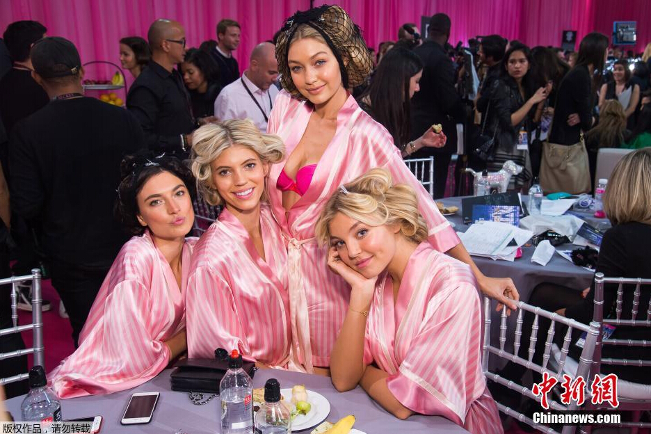圖為模特Jacquelyn Jablonski（左起），Devon Windsor，Gigi Hadid和Rachel Hilbert在后臺(tái)合影。