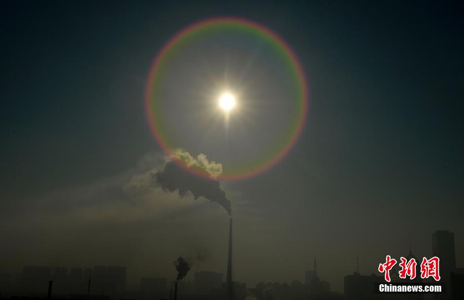 沈陽上空“大氣對(duì)流” 煙柱飄向不同方向
