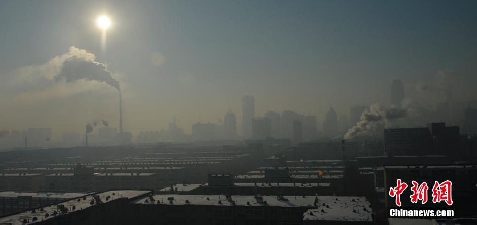沈陽上空“大氣對(duì)流” 煙柱飄向不同方向