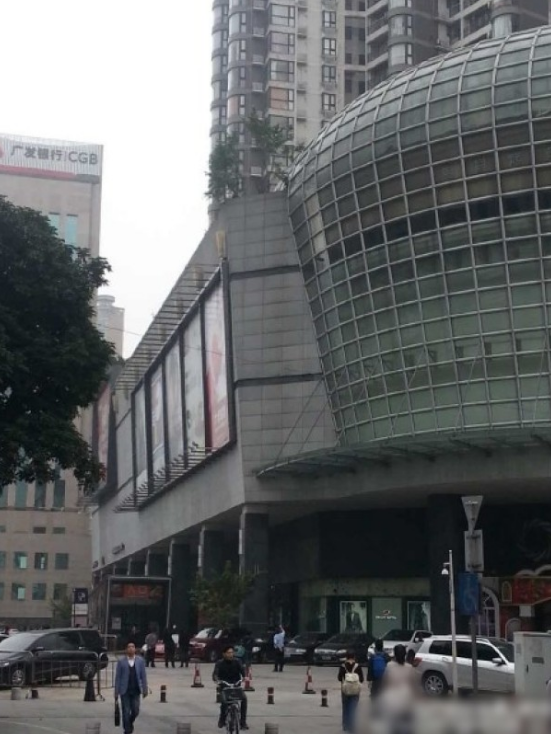 一輛停在停車位上的寶馬轎車，被墜落的樹枝砸中，樹枝徑直插入車內，現場引發(fā)不少市民圍觀拍照。