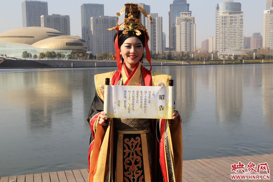 扮成羋月的女子叫小賈，今年27歲，家在鄭州，有房有車。