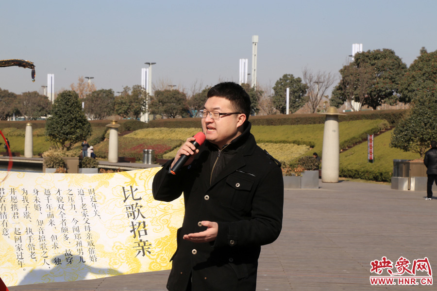多位在鄭東新區(qū)CBD如意湖附近寫字樓上班的單身男性，聞?dòng)嵡皝沓钁?yīng)征。