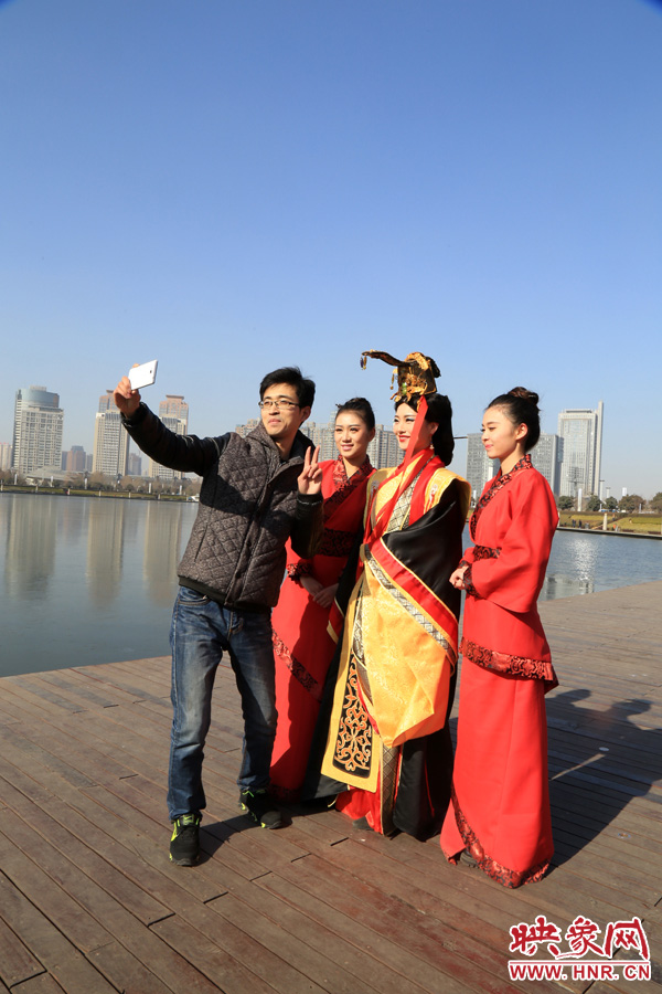 在比歌招親現(xiàn)場(chǎng)，有許多人圍觀拍照。