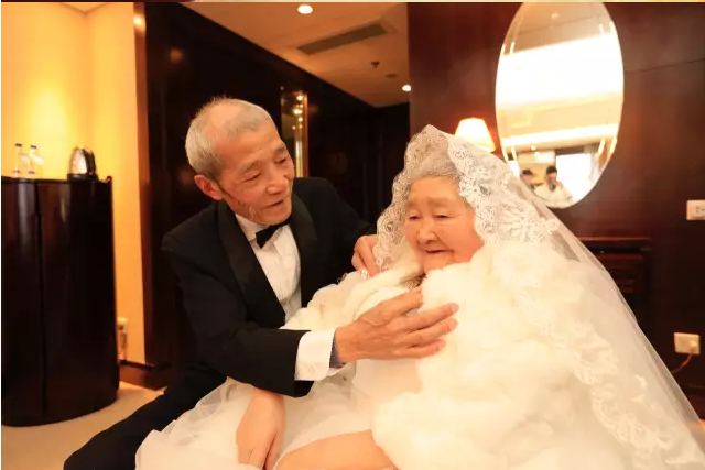情人節(jié)最溫暖告白！84歲老人包下整樓示愛老伴