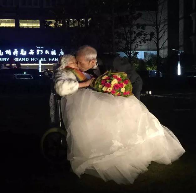 情人節(jié)最溫暖告白！84歲老人包下整樓示愛老伴