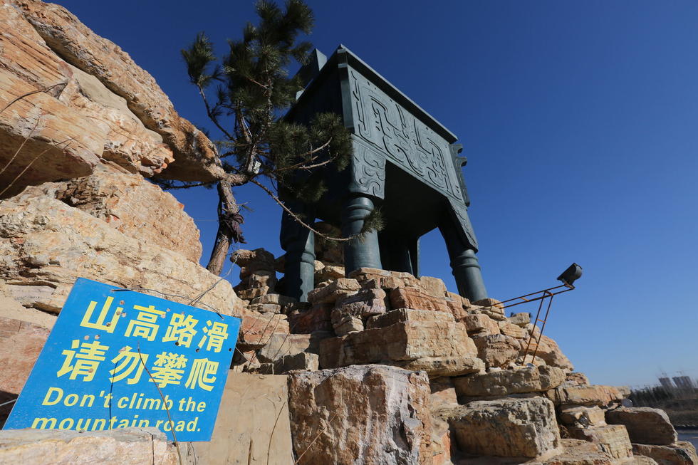 鄭州河邊建十米高銅鼎無(wú)防護(hù) 網(wǎng)友:不怕淹了？