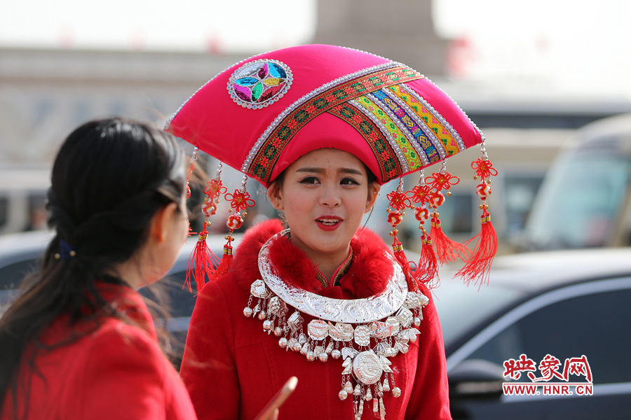 漂亮的頭飾配美女，回頭率相當(dāng)高