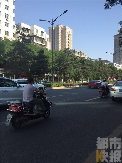 西安：老人攔車(chē)要錢(qián) 不給就掰彎雨刷器