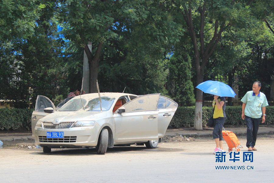 大雨過(guò)后艷陽(yáng)天  新鄉(xiāng)車(chē)主晾曬忙