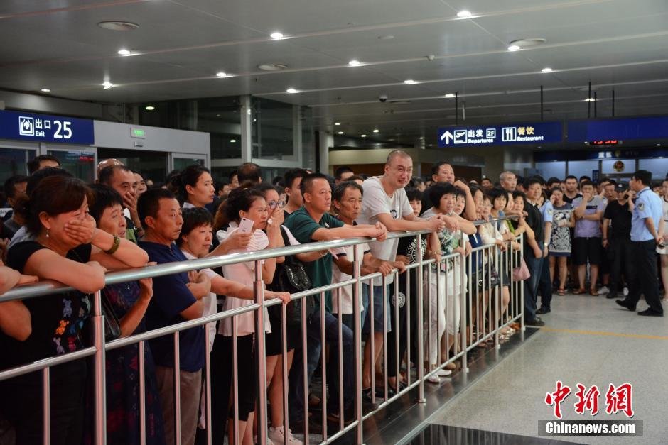 當(dāng)日18時許，前來接機的家屬陸續(xù)來到大連機場，等候著其他親屬帶著親人骨灰“回家”。