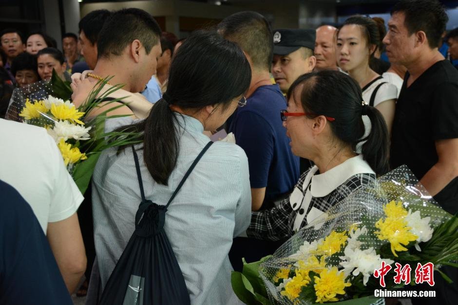 19時30分許，23位罹難者家屬代表陸續(xù)走出機場，多位家屬失聲痛哭。