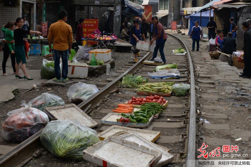 貴州遵義“鐵路菜市” 火車直接從菜攤上開(kāi)過(guò)