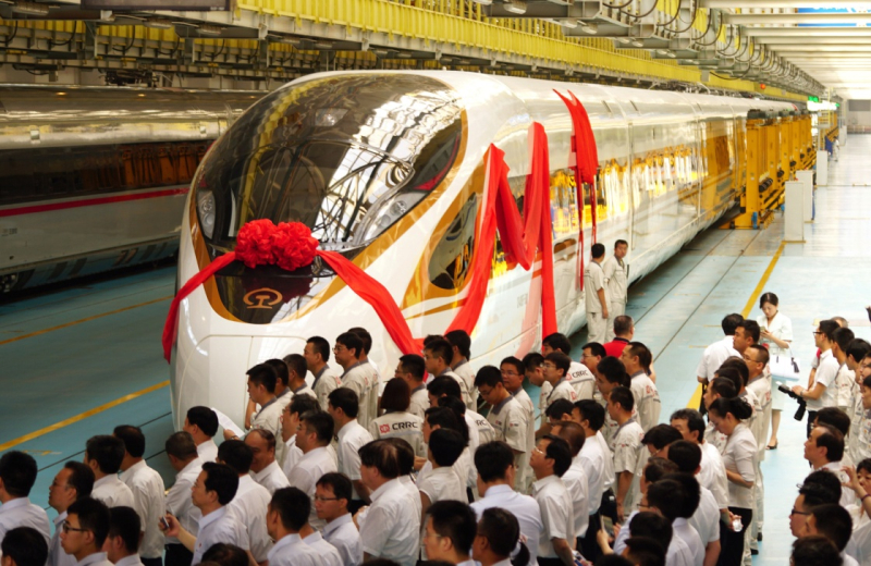 當日，由中國鐵路總公司牽頭組織研制、具有完全自主知識產(chǎn)權(quán)、達到世界先進水平的中國標準動車組被命名為“復興號”?！皬团d號”將于6月26日在京滬高鐵兩端的北京南站和上海虹橋站雙向首發(fā)。
