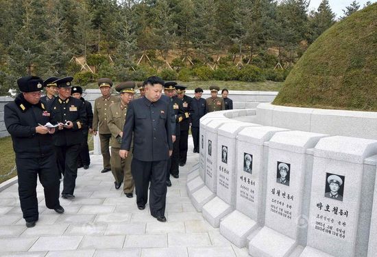 原文配圖：金正恩前往烈士墓拜祭。