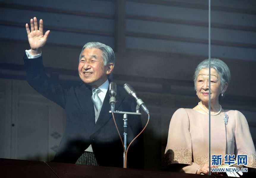 當(dāng)?shù)貢r(shí)間12月23日，在位于日本東京的皇宮，日本明仁天皇向民眾致意。