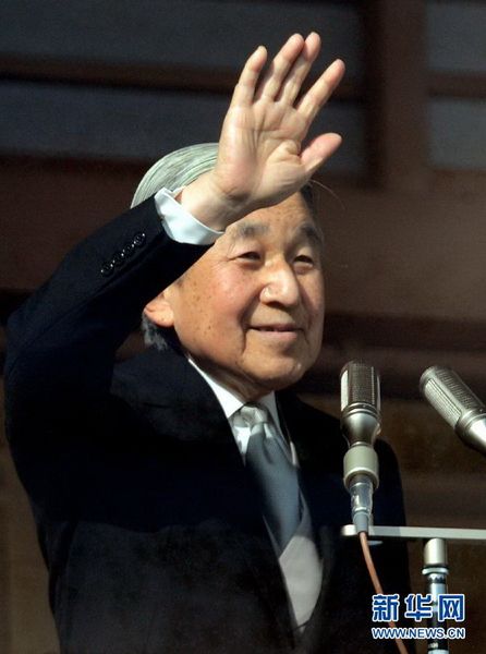 當(dāng)?shù)貢r(shí)間12月23日，在位于日本東京的皇宮，日本明仁天皇向民眾致意。