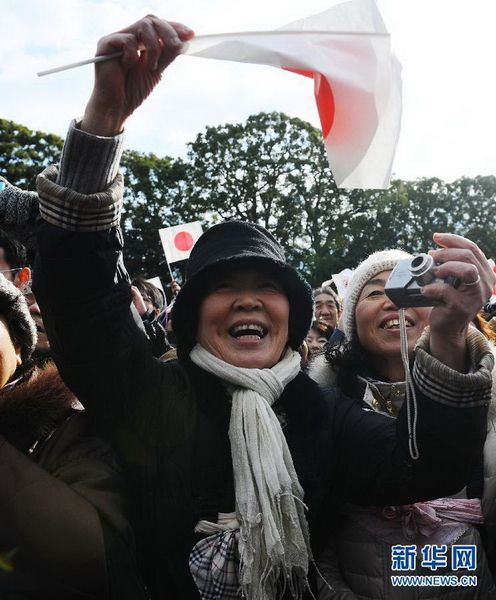 當(dāng)?shù)貢r(shí)間12月23日，在位于日本東京的皇宮，民眾向明仁天皇祝賀生日。