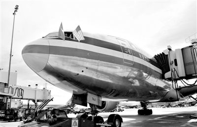 2011年4月5日，美國航空公司為洛杉磯至上海首條直飛航線的開通舉行剪彩儀式。目前，美國航空、美國聯(lián)合航空和達(dá)美航空已經(jīng)向中國提交了飛行計(jì)劃。