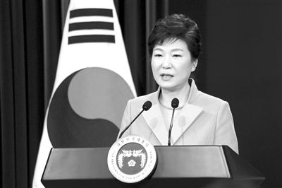 1月6日，韓國總統(tǒng)樸槿惠在首爾總統(tǒng)府青瓦臺(tái)舉行的新年記者會(huì)上發(fā)言。新華社發(fā)