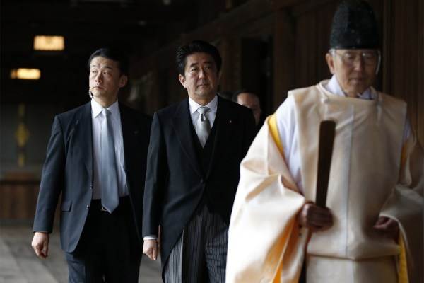 當?shù)貢r間2013年12月26日，日本東京，日本首相安倍晉三抵達靖國神社。