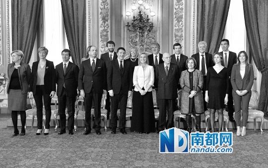 2月22日，在意大利羅馬總統(tǒng)府，新任總理馬泰奧·倫齊(前左五)與總統(tǒng)納波利塔諾(前右四)及新內(nèi)閣成員