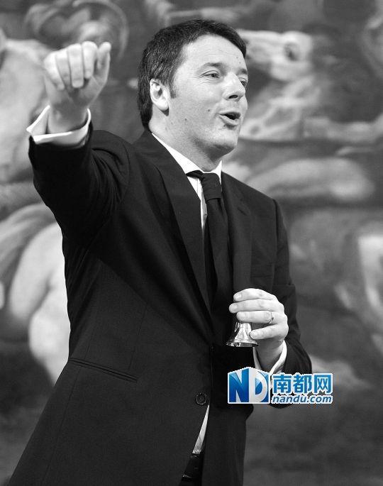 2月22日，在意大利羅馬總理府，新任總理馬泰奧·倫齊搖鈴象征正式行使總理權(quán)力。