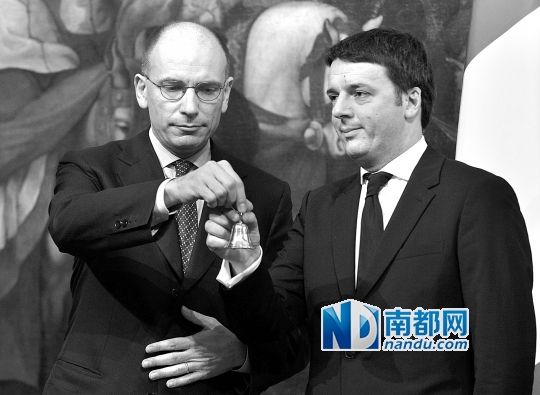 2月22日，在意大利羅馬總理府，新任總理馬泰奧·倫齊(右)與前任總理恩里科·萊塔舉行交接儀式。