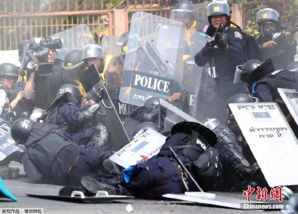 當(dāng)?shù)貢r(shí)間2月18日，泰國(guó)曼谷警方與示威者發(fā)生沖突。