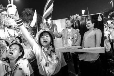 5日，泰國巴蜀府海濱度假勝地華欣，數(shù)萬民眾身穿國王的代表色“黃色”T恤，自發(fā)上街，口喊“國王萬歲”的口號(hào)。
