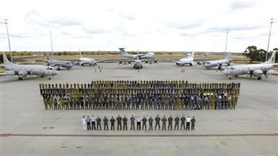 4月29日，澳大利亞珀斯，馬航MH370空中搜索正式結(jié)束，參與搜索的多國部隊(duì)在離開前留影紀(jì)念。