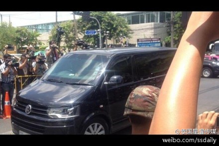 英拉乘坐其私人防彈車抵達軍方設(shè)施。