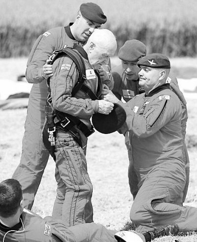 89歲的赫頓再次于70年前同一地點參加雙人跳傘。