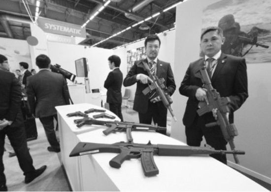 　日本企業(yè)在歐洲國(guó)際防務(wù)展上展示橡膠槍。