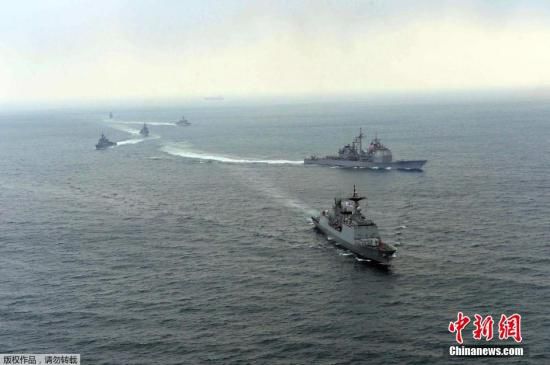 資料圖： 2014年3月14日，韓國與美國軍艦參加韓美2014“鷂鷹”聯(lián)合軍演。