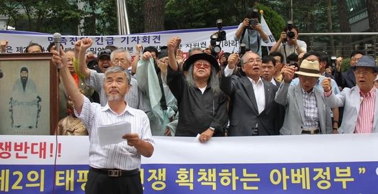 7月2日，在韓國首爾的日本駐韓國大使館前，民眾手持標(biāo)語參加抗議活動。