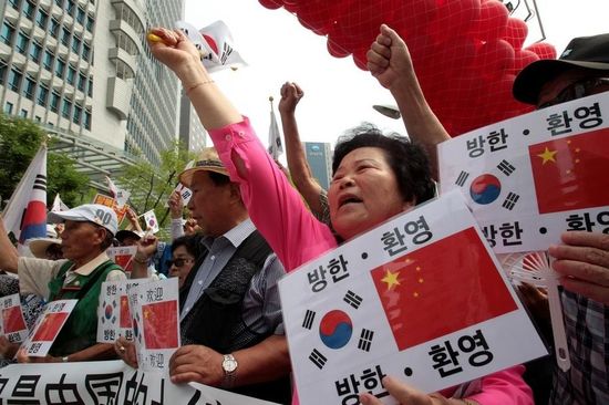 7月2日，在中國駐韓使館前，韓國民眾集會歡迎中國國家主席習(xí)近平訪韓，并打出寫有“釣魚島是中國的土地”字樣。