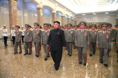 金正恩率領(lǐng)軍隊(duì)領(lǐng)導(dǎo)人等前往平壤錦繡山太陽宮瞻仰了金日成、金正日的遺容。