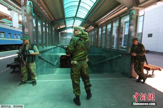 烏克蘭政府軍和民間武裝在頓涅茨克機場火車站附近發(fā)生激烈交火,火車站附近街道受到炮彈猛烈襲擊。