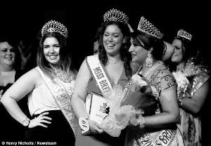 英國(guó)舉行超大號(hào)美女選美大賽(圖)