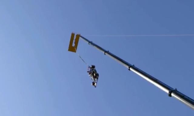 英國(guó)小伙開F1賽車玩蹦極 從91米高空墜落 英國(guó)小伙開F1賽車玩蹦極 從91米高空墜落