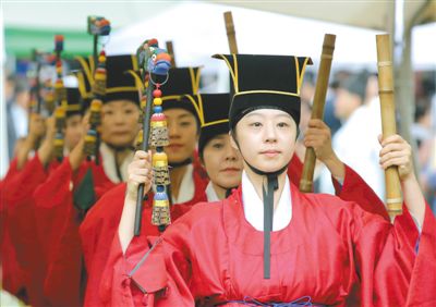 3日，韓國首爾，成均館內(nèi)，民眾穿著傳統(tǒng)服飾跳舞迎接中秋。中秋和春節(jié)一樣，是韓國最重要的傳統(tǒng)節(jié)日。